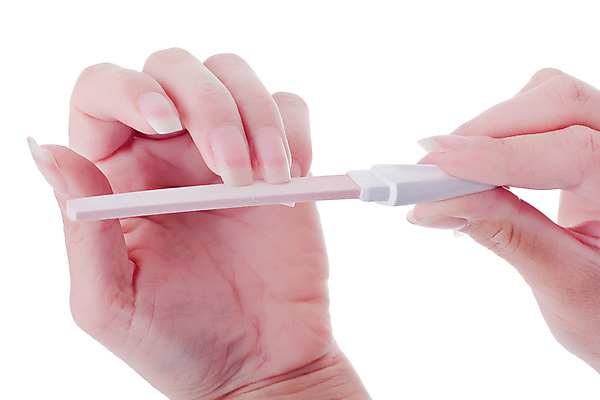 포토 JPG 해외이미지 손 실내 들기 신체부위 네일아트 손톱 흰배경 손톱다듬기 손톱버퍼 해외202004 해외포토 백그라운드 모션 사람 내부 뷰티 흰색 미용용품 미용 파일형식