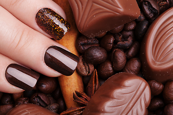 포토 JPG 해외이미지 손 실내 근접촬영 신체부위 원두 네일아트 손톱 갈색배경 해외202004 해외포토 커피 뷰포인트 백그라운드 사람 내부 뷰티 갈색 파일형식