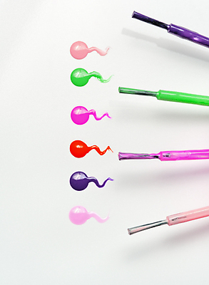 포토 JPG 해외이미지 실내 사람없음 하이앵글 네일아트 흰배경 그림 매니큐어 매니큐어솔 해외202004 해외포토 뷰포인트 백그라운드 내부 뷰티 화장품 흰색 솔 파일형식