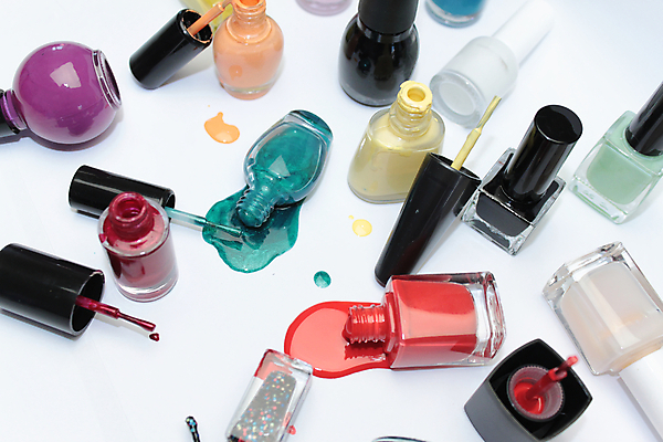 포토 JPG 해외이미지 실내 사람없음 하이앵글 네일아트 흰배경 매니큐어 쏟아짐 매니큐어솔 해외202004 해외포토 뷰포인트 백그라운드 모션 내부 뷰티 화장품 흰색 솔 파일형식