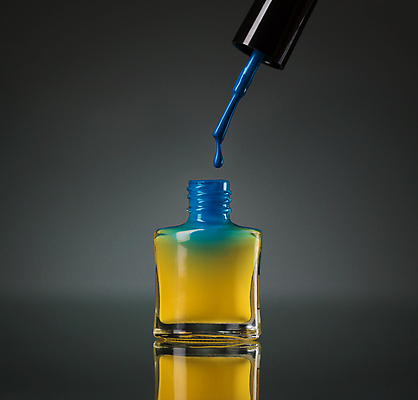 포토 JPG 해외이미지 검은배경 실내 사람없음 네일아트 매니큐어 매니큐어솔 해외202004 해외포토 백그라운드 내부 뷰티 검은색 화장품 솔 파일형식