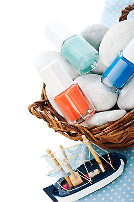 JPG 해외이미지 실내 사람없음 바구니 조약돌 네일아트 흰배경 매니큐어 배모형 해외202004 해외포토 포토 백그라운드 내부 뷰티 모형 화장품 돌_바위 흰색 파일형식