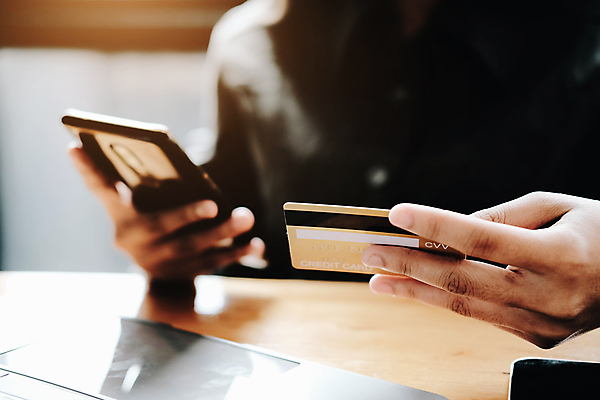 포토 JPG 해외이미지 주간 여자 인터넷 비즈니스 모바일 실내 한명 들기 앞모습 아웃포커스 노트북 스마트폰 쇼핑 잡기 비즈니스우먼 신용카드 구매 결제 온라인 성인여자한명만 해외포토 자연요소 1 뷰포인트 모션 촬영기법 사람 내부 금융 전자제품 핸드폰 스마트기기 직장인 여자한명만 성인여자만 파일형식