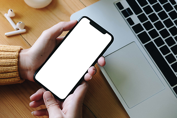 포토 JPG 해외이미지 주간 손 모바일 실내 들기 성인 신체부위 노트북 스마트폰 스크린 잡기 비즈니스우먼 온라인 무선이어폰 해외포토 자연요소 여자 이어폰 비즈니스 모션 사람 내부 전자제품 핸드폰 스마트기기 직장인 파일형식