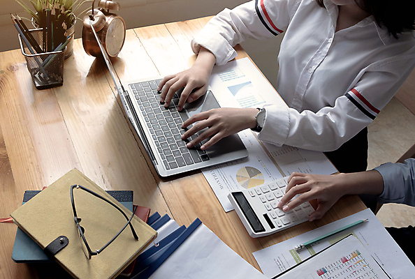 포토 JPG 해외이미지 주간 손 여자 안경 비즈니스 탁자 직장 실내 관리 한명 상반신 성인 옆모습 신체부위 노트북 사무실 계산기 업무 비즈니스우먼 경영자 경영 성인여자한명만 해외포토 자연요소 1 잡화 뷰포인트 가구 회사 문구용품 사람 내부 전자제품 장비 작업 직장인 리더 여자한명만 성인여자만 파일형식