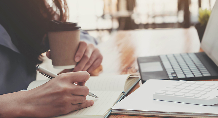 포토 JPG 해외이미지 주간 여자 커피 비즈니스 사업가 탁자 실내 한명 앉기 성인 옆모습 아웃포커스 노트북 사무실 펜 공책 계산기 기록 잡기 업무 비즈니스우먼 책상 테이크아웃컵 성인여자한명만 해외포토 자연요소 직업 1 음료 뷰포인트 가구 모션 문구용품 촬영기법 사람 내부 컵 전자제품 필기구 장비 작업 직장인 여자한명만 성인여자만 파일형식