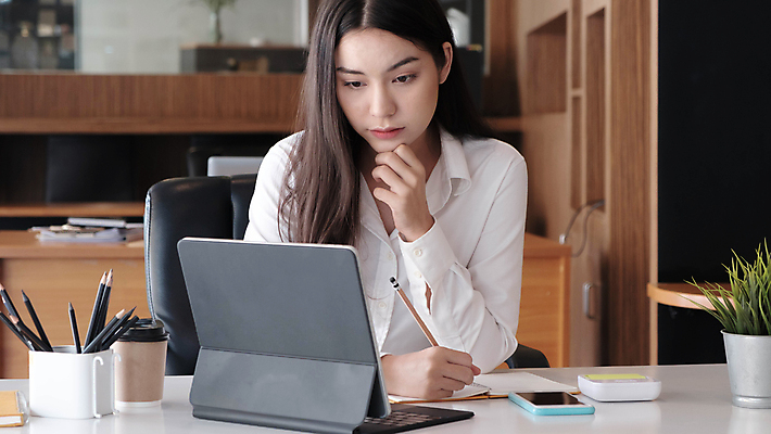 포토 JPG 해외이미지 주간 응시 여자 의자 비즈니스 직장 실내 한명 앉기 상반신 성인 앞모습 태블릿 사무실 연필 공책 턱괴기 잡기 업무 비즈니스우먼 책상 성인여자한명만 해외포토 자연요소 1 시선 뷰포인트 가구 회사 모션 문구용품 학용품 사람 내부 전자제품 스마트기기 필기구 작업 직장인 여자한명만 성인여자만 파일형식