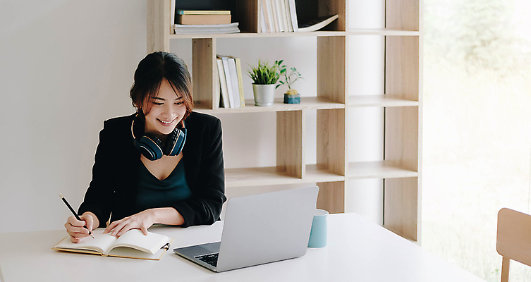 포토 JPG 해외이미지 주간 응시 여자 비즈니스 실내 한명 사람 앉기 상반신 성인 앞모습 노트북 사무실 헤드폰 기록 업무 비즈니스우먼 책상 온라인 성인여자한명만 해외포토 자연요소 1 시선 뷰포인트 음향기기 가구 모션 내부 전자제품 작업 직장인 여자한명만 성인여자만 파일형식