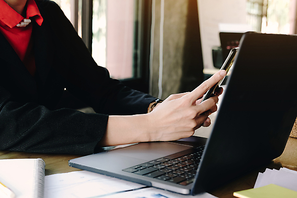 포토 JPG 해외이미지 주간 여자 회사 비즈니스 실내 한명 들기 상반신 성인 옆모습 노트북 스마트폰 사무실 공책 업무 비즈니스우먼 책상 성인여자한명만 해외포토 자연요소 1 뷰포인트 가구 모션 문구용품 사람 내부 전자제품 핸드폰 스마트기기 작업 직장인 여자한명만 성인여자만 파일형식