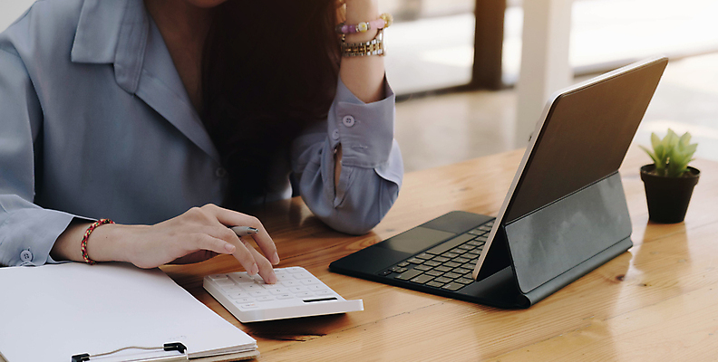 포토 JPG 해외이미지 주간 여자 비즈니스 탁자 직장 실내 한명 앉기 상반신 성인 옆모습 태블릿 사무실 턱괴기 계산기 키보드 업무 비즈니스우먼 책상 문서 서류판 성인여자한명만 해외포토 자연요소 1 뷰포인트 가구 회사 모션 문구용품 사람 내부 전자제품 스마트기기 사무용품 장비 작업 직장인 여자한명만 성인여자만 파일형식