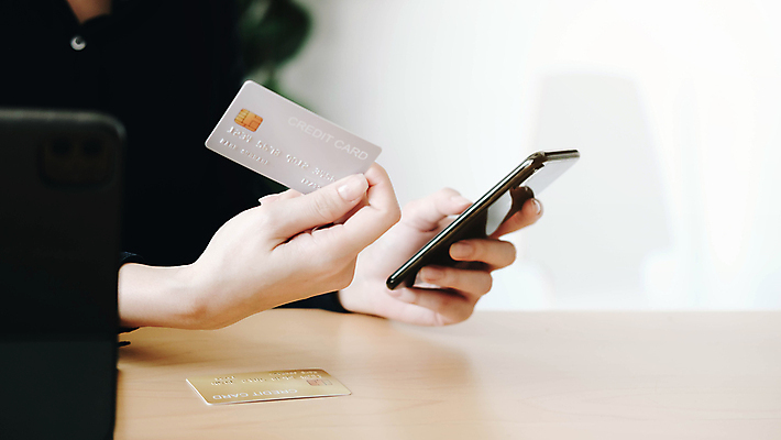 포토 JPG 해외이미지 주간 손 비즈니스 모바일 실내 들기 신체부위 스마트폰 잡기 업무 비즈니스우먼 신용카드 구매 결제 해외포토 자연요소 여자 모션 사람 내부 금융 핸드폰 스마트기기 쇼핑 작업 직장인 파일형식