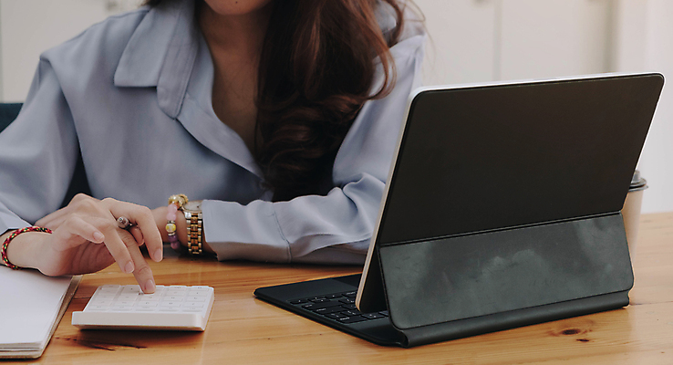 포토 JPG 해외이미지 주간 여자 비즈니스 탁자 실내 한명 앉기 상반신 성인 앞모습 태블릿 사무실 계산기 키보드 업무 비즈니스우먼 계산 책상 성인여자한명만 해외포토 자연요소 1 뷰포인트 가구 모션 문구용품 사람 내부 전자제품 스마트기기 장비 작업 직장인 여자한명만 성인여자만 파일형식