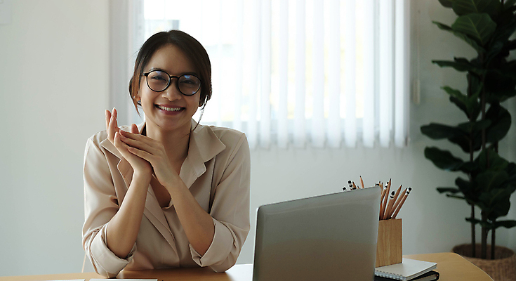 포토 JPG 해외이미지 주간 여자 비즈니스 탁자 직장 실내 한명 미소 사람 앉기 상반신 성인 앞모습 노트북 사무실 비즈니스우먼 책상 성인여자한명만 안경낌 해외포토 자연요소 1 안경 뷰포인트 가구 회사 모션 표정 내부 전자제품 직장인 여자한명만 성인여자만 파일형식