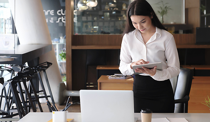 포토 JPG 해외이미지 주간 응시 여자 비즈니스 탁자 실내 한명 서기 들기 상반신 성인 앞모습 노트북 태블릿 사무실 업무 비즈니스우먼 책상 성인여자한명만 해외포토 자연요소 1 시선 뷰포인트 가구 모션 사람 내부 전자제품 스마트기기 작업 직장인 여자한명만 성인여자만 파일형식