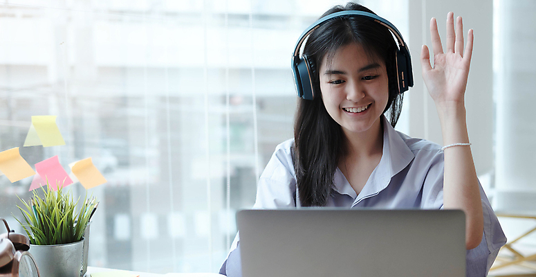 포토 JPG 해외이미지 주간 응시 여자 비즈니스 탁자 실내 한명 사람 앉기 상반신 성인 앞모습 노트북 손들기 헤드폰 듣기 업무 비즈니스우먼 책상 온라인 성인여자한명만 해외포토 자연요소 1 시선 뷰포인트 음향기기 가구 모션 내부 전자제품 작업 직장인 여자한명만 성인여자만 파일형식