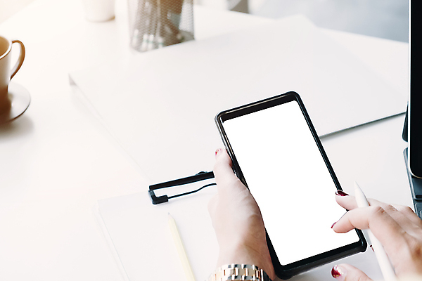 포토 JPG 해외이미지 주간 손 비즈니스 탁자 모바일 실내 들기 신체부위 스마트폰 사무실 펜 스크린 잡기 업무 비즈니스우먼 해외포토 자연요소 여자 가구 모션 사람 내부 핸드폰 스마트기기 필기구 작업 직장인 파일형식