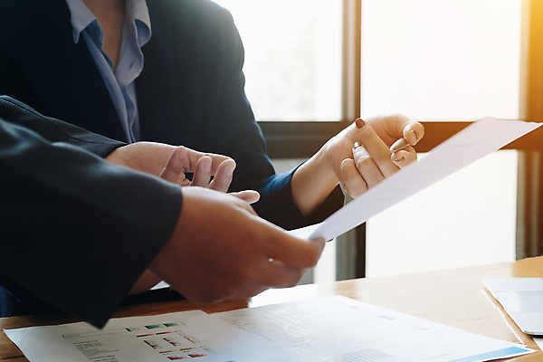 포토 JPG 해외이미지 주간 손 여자 비즈니스 직장 실내 한명 들기 상반신 성인 앞모습 신체부위 비즈니스우먼 문서 성인여자한명만 해외포토 자연요소 1 뷰포인트 회사 모션 사람 내부 직장인 여자한명만 성인여자만 파일형식