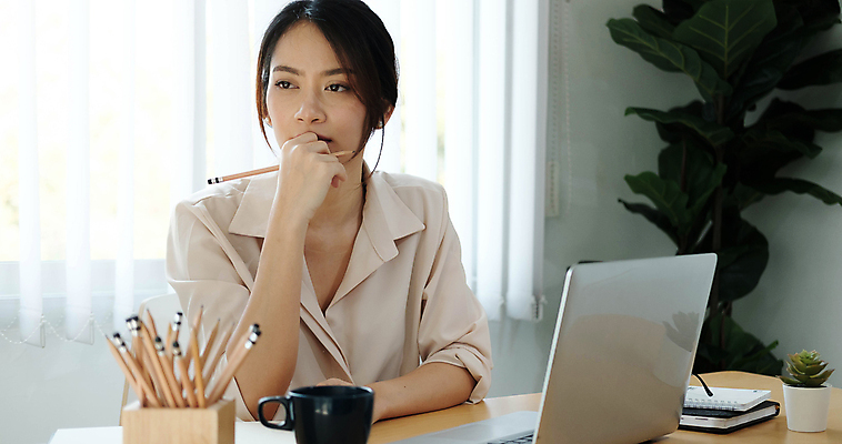 포토 JPG 해외이미지 주간 응시 여자 비즈니스 실내 한명 들기 상반신 옆모습 노트북 연필 턱괴기 머그컵 업무 비즈니스우먼 책상 성인여자한명만 해외포토 자연요소 1 시선 뷰포인트 가구 모션 학용품 사람 내부 컵 전자제품 필기구 작업 직장인 여자한명만 성인여자만 파일형식