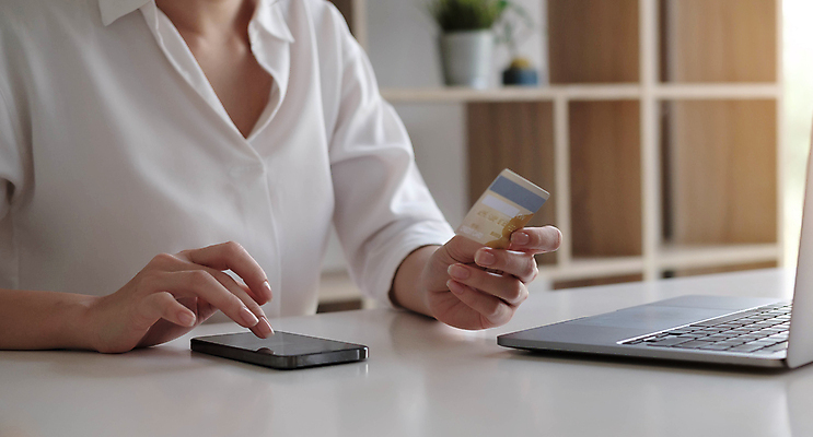 포토 JPG 해외이미지 주간 여자 비즈니스 실내 한명 들기 앉기 상반신 성인 옆모습 노트북 스마트폰 잡기 비즈니스우먼 신용카드 결제 성인여자한명만 해외포토 자연요소 1 뷰포인트 모션 사람 내부 금융 전자제품 핸드폰 스마트기기 직장인 여자한명만 성인여자만 파일형식