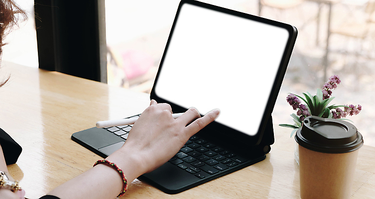 포토 JPG 해외이미지 주간 손 비즈니스 실내 들기 신체부위 태블릿 사무실 펜 스크린 키보드 잡기 업무 비즈니스우먼 책상 테이크아웃컵 해외포토 자연요소 여자 가구 모션 사람 내부 컵 전자제품 스마트기기 필기구 작업 직장인 파일형식