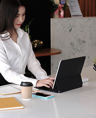 포토 JPG 해외이미지 주간 응시 여자 비즈니스 실내 한명 사람 상반신 성인 옆모습 태블릿 사무실 키보드 비즈니스우먼 책상 문서 테이크아웃컵 성인여자한명만 해외포토 자연요소 1 시선 뷰포인트 가구 내부 컵 전자제품 스마트기기 직장인 여자한명만 성인여자만 파일형식