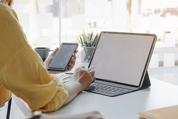 포토 JPG 해외이미지 주간 손 여자 비즈니스 실내 한명 들기 상반신 성인 옆모습 스마트폰 태블릿 스크린 키보드 잡기 비즈니스우먼 성인여자한명만 해외포토 자연요소 1 뷰포인트 모션 사람 내부 신체부위 전자제품 핸드폰 스마트기기 직장인 여자한명만 성인여자만 파일형식