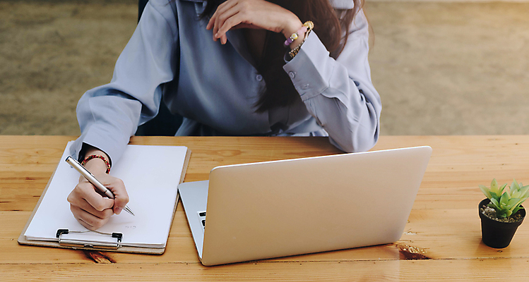 포토 JPG 해외이미지 주간 여자 화분 비즈니스 탁자 직장 실내 한명 앉기 상반신 성인 앞모습 노트북 펜 잡기 업무 비즈니스우먼 책상 문서 서류판 성인여자한명만 해외포토 자연요소 1 뷰포인트 가구 회사 모션 사람 내부 전자제품 필기구 사무용품 작업 직장인 여자한명만 성인여자만 파일형식