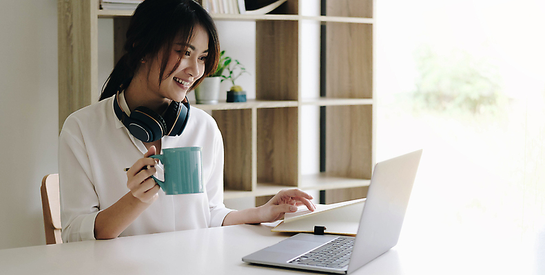 포토 JPG 해외이미지 주간 여자 비즈니스 실내 한명 들기 상반신 성인 옆모습 노트북 사무실 헤드폰 머그컵 업무 비즈니스우먼 성인여자한명만 해외포토 자연요소 1 뷰포인트 음향기기 모션 사람 내부 컵 전자제품 작업 직장인 여자한명만 성인여자만 파일형식