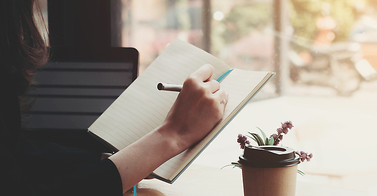 포토 JPG 해외이미지 주간 학생 손 여자 커피 비즈니스 실내 들기 아웃포커스 신체부위 펜 공책 업무 비즈니스우먼 테이크아웃컵 해외포토 자연요소 음료 모션 문구용품 촬영기법 사람 내부 컵 필기구 작업 직장인 파일형식