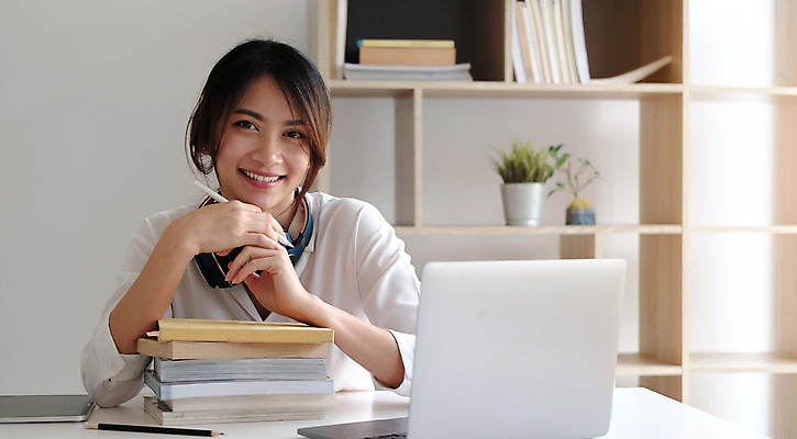 포토 JPG 해외이미지 주간 응시 여자 비즈니스 실내 한명 들기 사람 앉기 상반신 성인 앞모습 책 노트북 펜 쌓기 턱괴기 업무 비즈니스우먼 책상 성인여자한명만 해외포토 자연요소 1 시선 뷰포인트 가구 모션 내부 전자제품 필기구 작업 직장인 여자한명만 성인여자만 파일형식