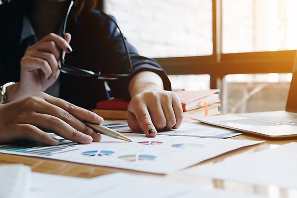 포토 JPG 해외이미지 주간 손 여자 안경 비즈니스 실내 설명 한명 들기 근접촬영 상반신 성인 옆모습 신체부위 노트북 사무실 펜 가리킴 잡기 비즈니스우먼 문서 성인여자한명만 해외포토 자연요소 1 잡화 뷰포인트 모션 사람 손짓 내부 전자제품 필기구 직장인 여자한명만 성인여자만 파일형식