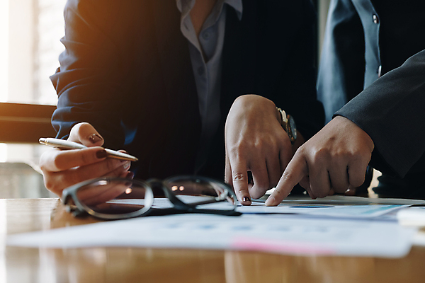 포토 JPG 해외이미지 주간 여자 남자 안경 비즈니스 직장 실내 들기 상반신 성인 두명 앞모습 옆모습 사무실 가리킴 비즈니스맨 비즈니스우먼 소프트포커스 문서 성인만 해외포토 자연요소 잡화 뷰포인트 회사 모션 촬영기법 사람 손짓 내부 직장인 파일형식