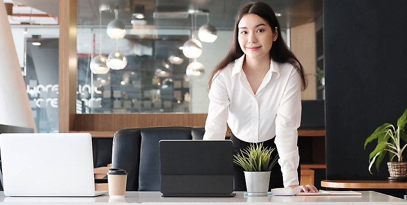 포토 JPG 해외이미지 주간 응시 여자 화분 의자 비즈니스 탁자 실내 한명 서기 사람 상반신 성인 앞모습 노트북 사무실 비즈니스우먼 책상 테이크아웃컵 성인여자한명만 해외포토 자연요소 1 시선 뷰포인트 가구 모션 내부 컵 전자제품 직장인 여자한명만 성인여자만 파일형식