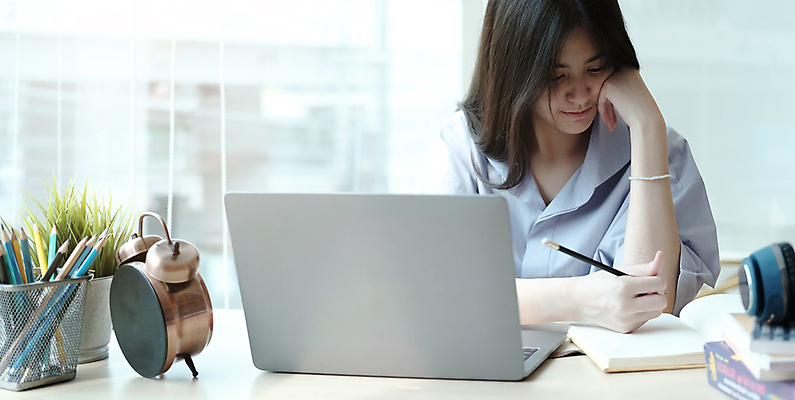 포토 JPG 해외이미지 주간 응시 여자 비즈니스 실내 한명 사람 앉기 상반신 성인 앞모습 노트북 펜 공책 턱괴기 자명종 잡기 업무 비즈니스우먼 책상 연필꽂이 성인여자한명만 해외포토 자연요소 1 시선 뷰포인트 시계 가구 모션 문구용품 내부 전자제품 필기구 알람 작업 직장인 여자한명만 성인여자만 파일형식