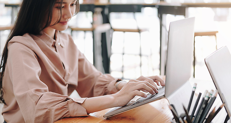 포토 JPG 해외이미지 주간 응시 여자 비즈니스 직장 실내 한명 사람 앉기 상반신 성인 옆모습 아웃포커스 노트북 사무실 타이핑 업무 비즈니스우먼 책상 연필꽂이 성인여자한명만 해외포토 자연요소 1 시선 뷰포인트 가구 회사 모션 문구용품 촬영기법 내부 전자제품 작업 직장인 여자한명만 성인여자만 파일형식