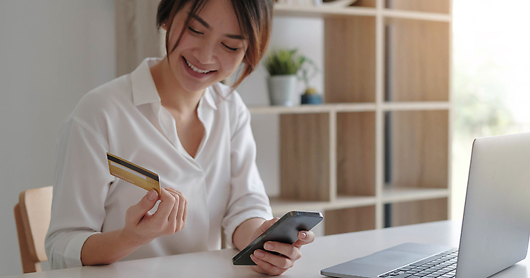 포토 JPG 해외이미지 주간 응시 여자 비즈니스 모바일 실내 한명 들기 사람 상반신 성인 옆모습 노트북 스마트폰 쇼핑 잡기 비즈니스우먼 신용카드 온라인 성인여자한명만 해외포토 자연요소 1 시선 뷰포인트 모션 내부 금융 전자제품 핸드폰 스마트기기 직장인 여자한명만 성인여자만 파일형식