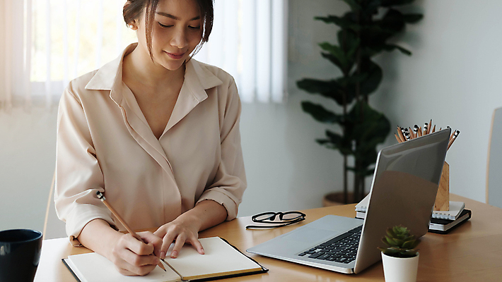 포토 JPG 해외이미지 주간 응시 여자 비즈니스 탁자 실내 한명 미소 사람 앉기 상반신 성인 앞모습 노트북 사무실 연필 공책 기록 잡기 업무 비즈니스우먼 책상 성인여자한명만 해외포토 자연요소 1 시선 뷰포인트 가구 모션 문구용품 학용품 표정 내부 전자제품 필기구 작업 직장인 여자한명만 성인여자만 파일형식