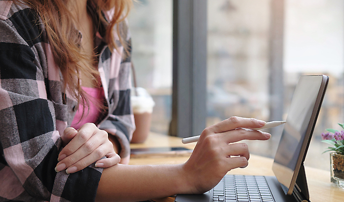 포토 JPG 해외이미지 주간 여자 비즈니스 탁자 실내 한명 들기 앉기 근접촬영 상반신 성인 옆모습 태블릿 펜 스크린 터치 가리킴 잡기 업무 비즈니스우먼 책상 성인여자한명만 해외포토 자연요소 1 뷰포인트 가구 모션 사람 손짓 내부 전자제품 스마트기기 필기구 작업 직장인 여자한명만 성인여자만 파일형식