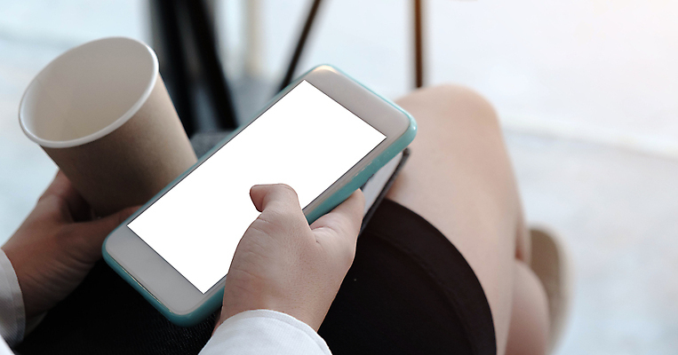 포토 JPG 해외이미지 주간 손 응시 여자 비즈니스 모바일 실내 한명 들기 앉기 성인 아웃포커스 컵 스마트폰 스크린 하반신 잡기 비즈니스우먼 성인여자한명만 해외포토 자연요소 1 식기 시선 모션 촬영기법 사람 내부 신체부위 핸드폰 스마트기기 직장인 여자한명만 성인여자만 파일형식