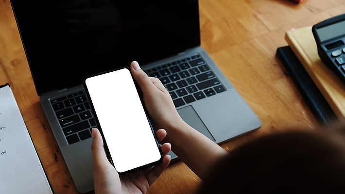 포토 JPG 해외이미지 주간 손 응시 여자 비즈니스 탁자 모바일 직장 실내 들기 신체부위 노트북 스마트폰 사무실 스크린 계산기 잡기 비즈니스우먼 온라인 해외포토 자연요소 시선 가구 회사 모션 문구용품 사람 내부 전자제품 핸드폰 스마트기기 장비 직장인 파일형식