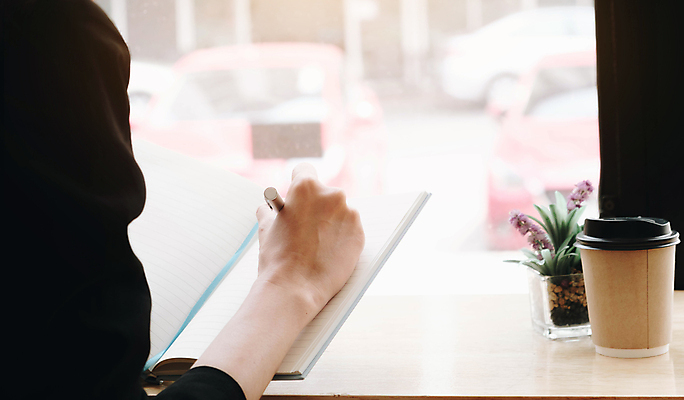 포토 JPG 해외이미지 주간 여자 화분 비즈니스 탁자 실내 한명 앉기 상반신 성인 뒷모습 아웃포커스 펜 다이어리 공책 잡기 작업 비즈니스우먼 창가 책상 테이크아웃컵 성인여자한명만 해외포토 자연요소 1 뷰포인트 가구 창문 모션 문구용품 촬영기법 사람 내부 컵 필기구 사무용품 직장인 여자한명만 성인여자만 파일형식