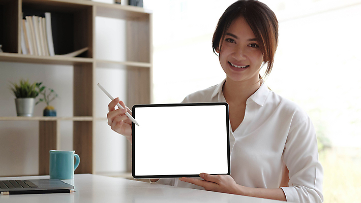 포토 JPG 해외이미지 주간 손 여자 비즈니스 모바일 실내 한명 들기 사람 상반신 성인 앞모습 스마트폰 태블릿 스크린 머그컵 잡기 비즈니스우먼 온라인 터치스크린 성인여자한명만 해외포토 자연요소 1 뷰포인트 모션 내부 신체부위 컵 전자제품 핸드폰 스마트기기 직장인 여자한명만 성인여자만 파일형식