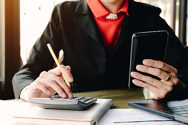 포토 JPG 해외이미지 주간 여자 비즈니스 모바일 실내 한명 들기 사람 앉기 상반신 성인 앞모습 노트북 연필 자료 계산기 업무 비즈니스우먼 성인여자한명만 해외포토 자연요소 1 뷰포인트 모션 문구용품 학용품 내부 전자제품 필기구 장비 작업 직장인 여자한명만 성인여자만 파일형식