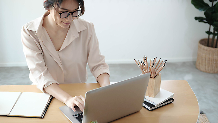 포토 JPG 해외이미지 주간 응시 여자 비즈니스 실내 한명 사람 앉기 상반신 성인 노트북 사무실 공책 타이핑 업무 비즈니스우먼 책상 연필꽂이 성인여자한명만 안경낌 해외포토 자연요소 1 시선 안경 가구 모션 문구용품 내부 전자제품 작업 직장인 여자한명만 성인여자만 파일형식