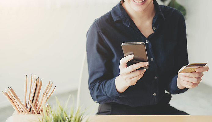 포토 JPG 해외이미지 주간 여자 비즈니스 모바일 실내 한명 미소 들기 사람 상반신 성인 앞모습 잡기 비즈니스우먼 신용카드 성인여자한명만 해외포토 자연요소 1 뷰포인트 모션 표정 내부 금융 직장인 여자한명만 성인여자만 파일형식