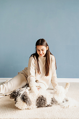 포토 JPG 해외이미지 백인 한마리 응시 여자 놀이 주택 실내 한명 앉기 상반신 성인 앞모습 카펫 강아지 성인여자한명만 쓰다듬기 믹스견 해외포토 서양인 1 시선 뷰포인트 모션 사람 내부 건물 반려동물 개 여자한명만 성인여자만 파일형식