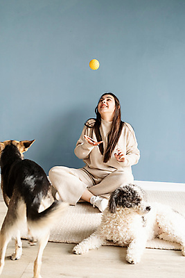 포토 JPG 해외이미지 백인 응시 여자 두마리 공 놀이 주택 실내 한명 성인 앞모습 카펫 던지기 강아지 가부좌 성인여자한명만 믹스견 해외포토 서양인 1 시선 뷰포인트 2 모션 사람 앉기 내부 건물 반려동물 개 여자한명만 성인여자만 파일형식
