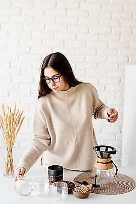 포토 JPG 해외이미지 우먼라이프 응시 여자 커피 실내 한명 상반신 성인 앞모습 잡기 커피포트 드립커피 핸드드립 성인여자한명만 홈카페 해외포토 1 라이프스타일 시선 음료 뷰포인트 모션 주전자 사람 내부 카페 커피용품 여자한명만 성인여자만 파일형식