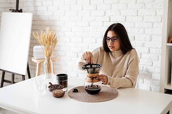 포토 JPG 해외이미지 우먼라이프 응시 여자 커피 실내 한명 상반신 성인 앞모습 커피포트 드립커피 핸드드립 성인여자한명만 홈카페 해외포토 1 라이프스타일 시선 음료 뷰포인트 주전자 사람 내부 카페 커피용품 여자한명만 성인여자만 파일형식