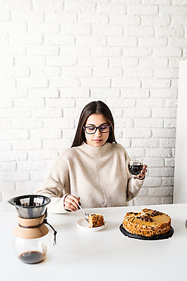 포토 JPG 해외이미지 우먼라이프 여자 커피 티타임 잔 실내 한명 들기 상반신 성인 앞모습 케이크 커피포트 드립커피 핸드드립 성인여자한명만 홈카페 해외포토 1 라이프스타일 식기 음료 뷰포인트 모션 주전자 휴식 디저트 사람 내부 카페 커피용품 여자한명만 성인여자만 파일형식